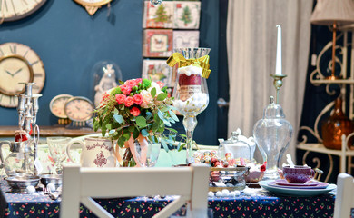 Букет из роз в стеклянной прозрачной вазе на праздничном столе