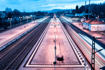 Bahnhof Durlach mit vorbeifahrendem Zug