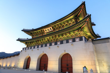 Fototapeta na wymiar Gwanghwamun gate at Gyeongbokgung Palace at night in Seoul, South Korea