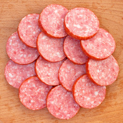 Composition with sliced pieces of smoked meat sausage