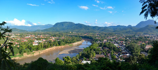 Fototapeta na wymiar vue panoramique Luang Prabang Laos rivière Nam Khan, depuis le mont Phou Si