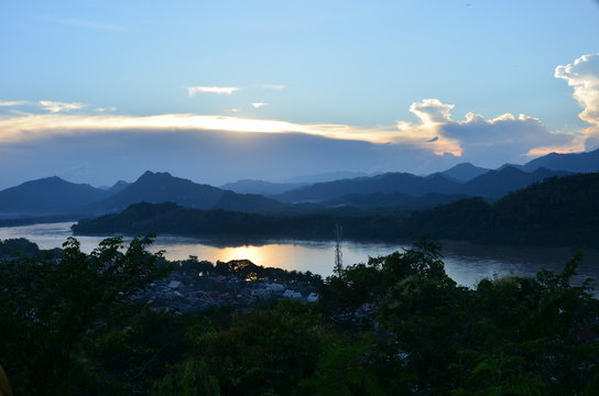 coucher soleil Luang Prabang Laos rivière Nam Khan, depuis le mont Phou Si