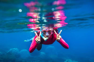 Foto op Canvas Underwater swimming in blue ocean © artifirsov