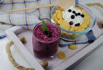 черничный смузи и кукурузные хлопья с йогуртом.полезный завтрак
