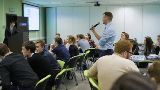 Young professionals gathered to listen to the training in economics. A more experienced professional to share their knowledge and experience.
