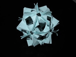 Blauer Origamiball vor schwarzem Hintergrund