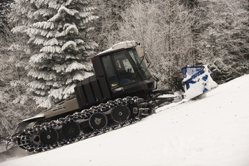 Machine for cleaning snow in the mountains