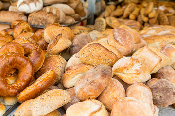 Fototapeta na wymiar fresh baked buns and loafs on a market