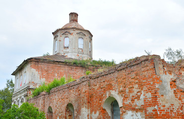 Fototapeta na wymiar The destroyed Church of St. Nicholas in the village Priluki.