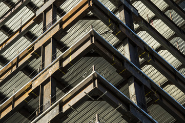 Obraz premium corner detail of high rise building under construction showing steel framework and girders