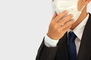 花粉症やインフルエンザ予防にマスクを付けるビジネスマン wearing a mask to prevent flu, hay fever
