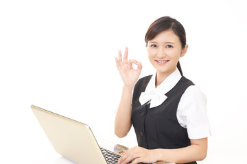 ノートパソコンで仕事中のビジネスウーマン