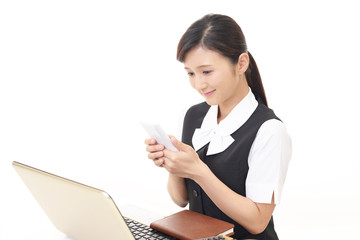 スマートフォンを持つビジネスウーマン