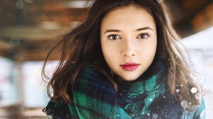 Obraz premium portrait of a beautiful young girl on the street in winter