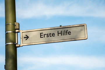 Fototapeta premium Schild 67 - Erste Hilfe