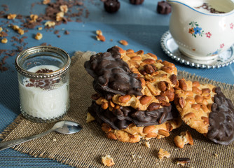 Erdnussplätzchen mit Schokoladenüberzug, und Milch