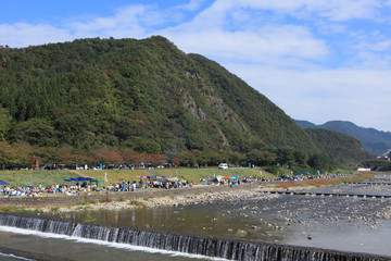 芋煮会でにぎわう秋の山形市の川原