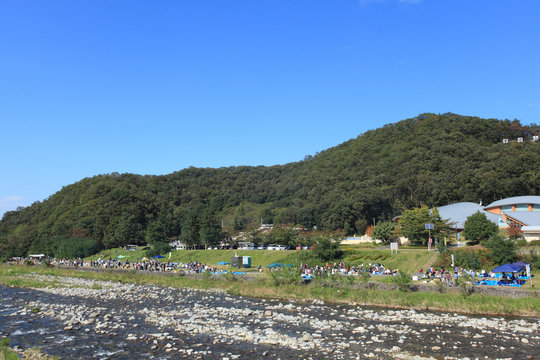 芋煮会でにぎわう秋の山形市の川原