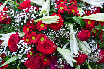 Blütentraum mit Rosen und Lilien