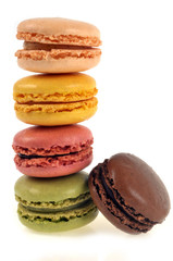 Pile de macarons sur fond blanc
