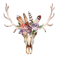 Aquarell lokalisierter Hirschkopf mit Blumen und Federn auf weißem Hintergrund. Boho-Stil. Totenkopf zum Verpacken, Tapeten, T-Shirts, Textilien, Poster, Karten, Drucke