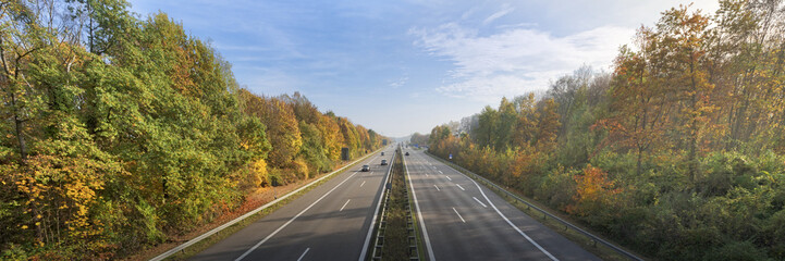 Freie Fahrt auf der Autobahn im Herbst