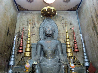Obraz premium Lord god Buddha statue in temple for religious worship
