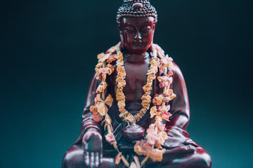 Statue de Bouddha avec de l& 39 encens. Divinité et symboles du bouddhisme. La pratique du bouddhisme et ses symboles. Vie spirituelle de l& 39 Asie