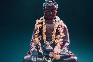 Poster Bouddha Statue de Bouddha avec de l& 39 encens. Divinité et symboles du bouddhisme. La pratique du bouddhisme et ses symboles. Vie spirituelle de l& 39 Asie