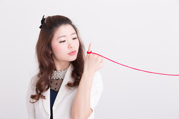 赤い糸・女性(白バック) © hanack