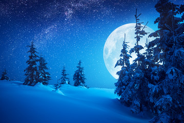 Pleine lune se levant au-dessus de la vallée d& 39 hiver