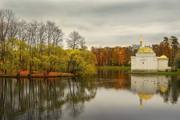 Fototapeta premium autumn landscape in Catherine Park, Tsarskoye Selo (Pushkin), Saint Petersburg