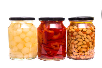 Freigestellte Gläser mit eingelegten sauren Gemüse