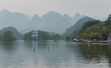 Fototapeta na wymiar Roter Fluss im Süden Chinas und im Norden Vietnams, in Hanoi