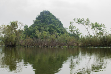 Fototapeta na wymiar Roter Fluss im Norden Vietnams in der Regenzeit, in Hanoi