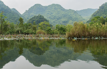 Fototapeta na wymiar Roter Fluss im Norden Vietnams in der Regenzeit, in Hanoi