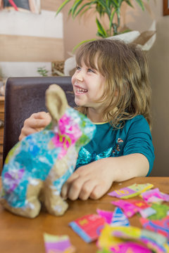 enfant créant un lapin en patchwork