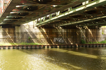 Naklejka premium Eisenbahnbrücke in Oberhausen über den Kanal