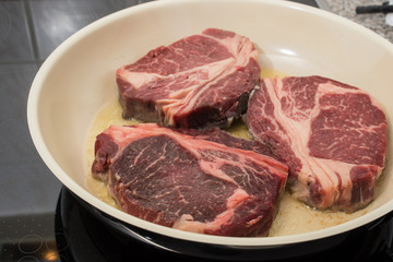 Dry Aged Rib Eye Steak in Pfanne braten