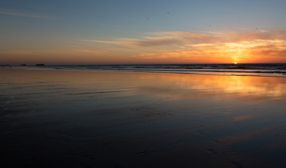 Fototapeta na wymiar Coucher de soleil sur la plage d'Agadir