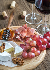 Camembert cheese with glasses of red wine