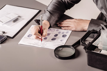 Detective expert writes data into the fingerprint  table