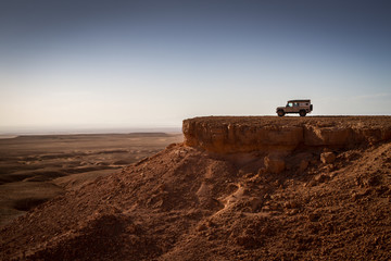 Auto auf Plateau in Wüste