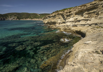 Küstenlandschaft mit klarem Wasser in Sardinien