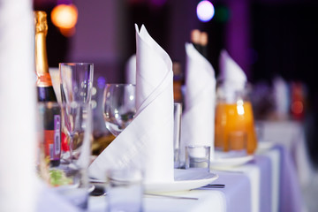 Obraz na płótnie Canvas Restaurant table with glasses and napkins