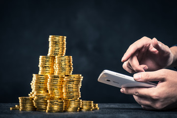 大量のお金とスマートフォン