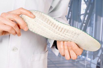 Doctor shows Individual orthopedic insoles