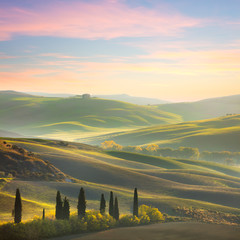 Uniek landschap van Toscane bij zonsondergang