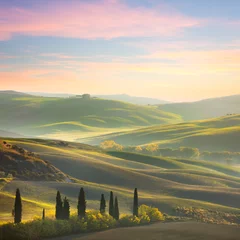 Fotobehang Uniek landschap van Toscane bij zonsondergang © Taiga