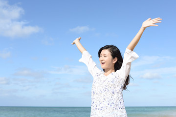 南国沖縄の美しいビーチで寛ぐ女性